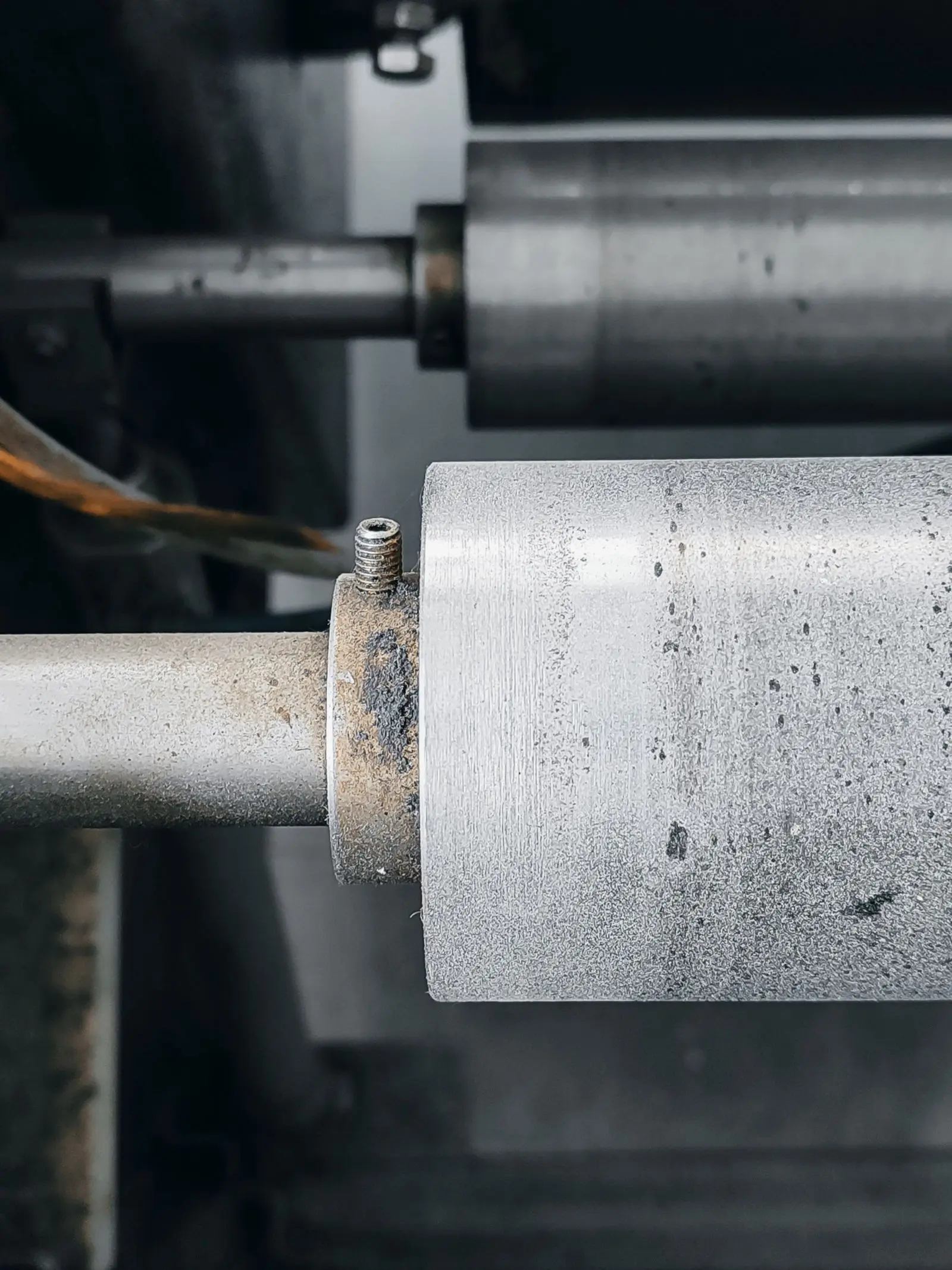 Aktif üretim hattındaki metal makine ruloları